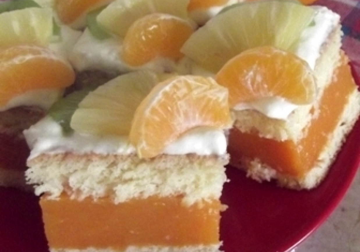 Kubusiowe ciasto z owocami foto
