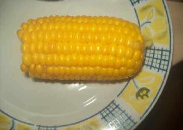 Fotografia przedstawiająca Kukurydza cukrowa z wody z masłem czosnkowymi solą