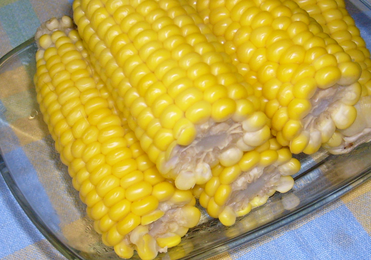 Kukurydza gotowana w bulionie warzywnym foto