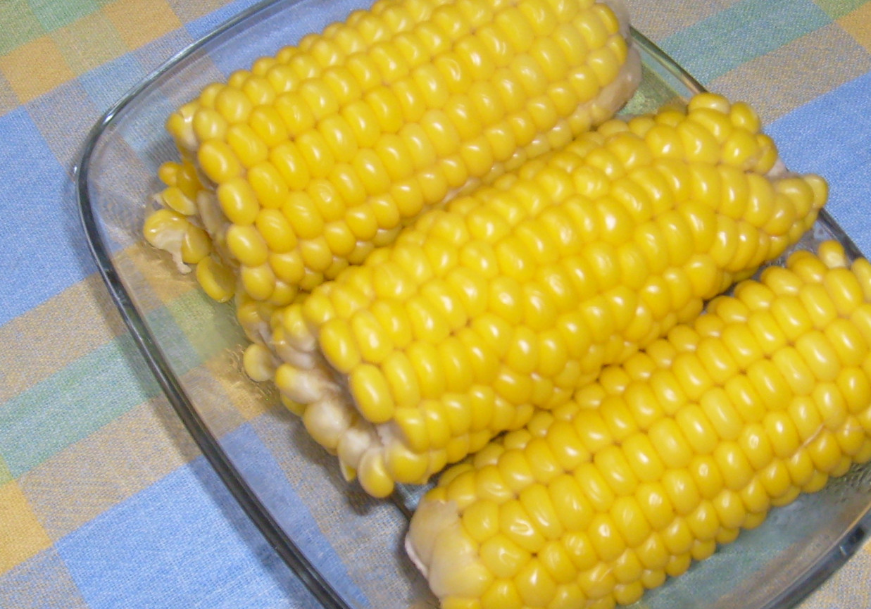 Kukurydza gotowana w bulionie warzywnym foto