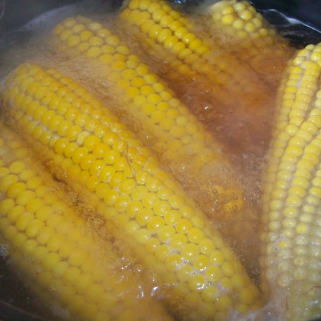 Krok 2 - kukurydza gotowana z masełkiem foto
