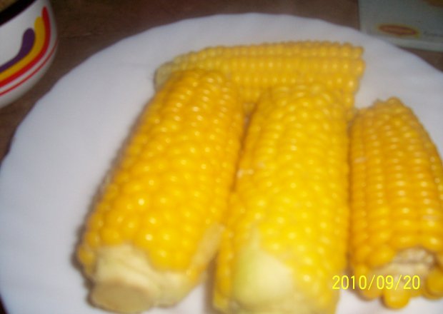 Fotografia przedstawiająca kukurydza ugotowana z masłem