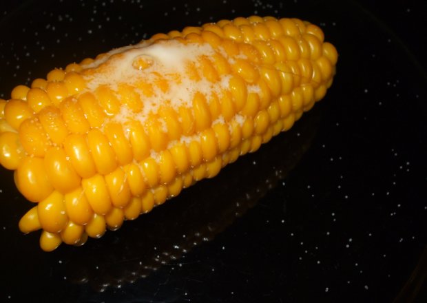 Fotografia przedstawiająca kukurydza z masłem i dodatkiem czosnku
