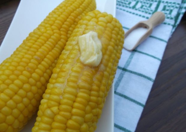 Fotografia przedstawiająca kukurydza z masłem