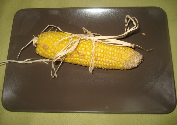 Fotografia przedstawiająca Kukurydza z piekarnika -z masłem i czosnkiem