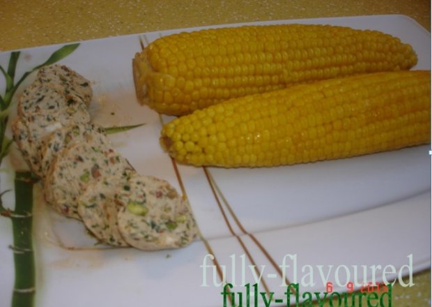 Fotografia przedstawiająca Kukurydza z ziołowym masłem