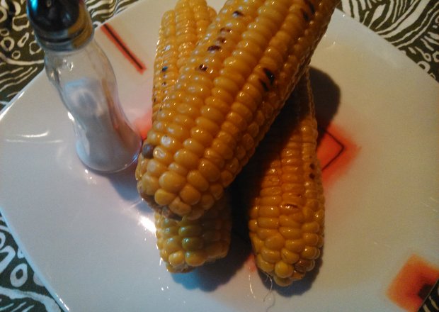 Fotografia przedstawiająca Kukurydza zapiekana na grillu