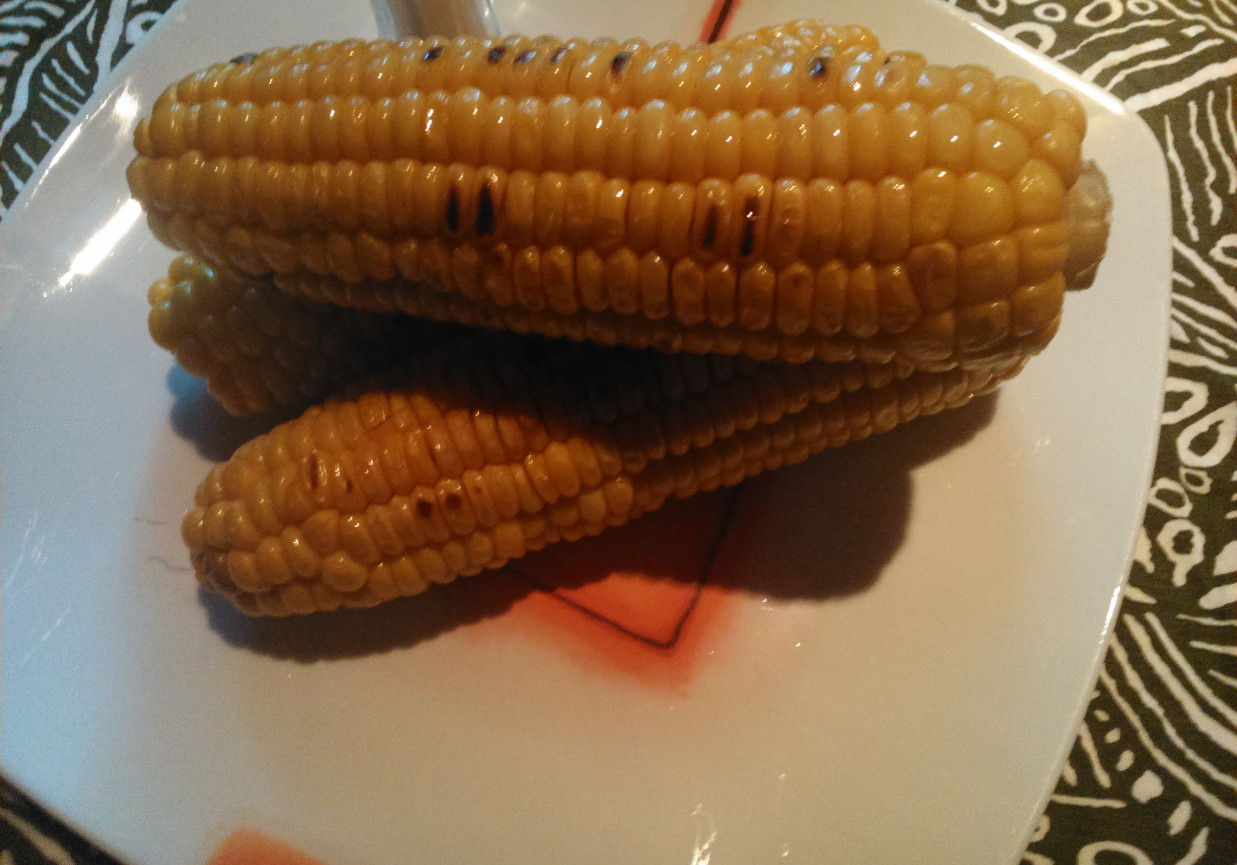 Kukurydza zapiekana na grillu foto