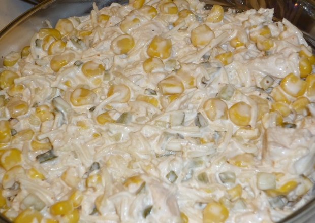 Fotografia przedstawiająca Kukurydziana sałatka z selerem konserwowym