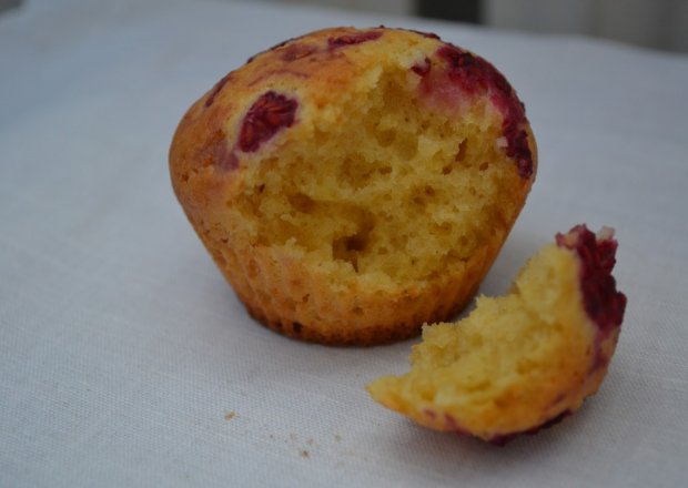 Fotografia przedstawiająca Kukurydziane muffiny z malinami i jagodami wg Nigelli Lawson