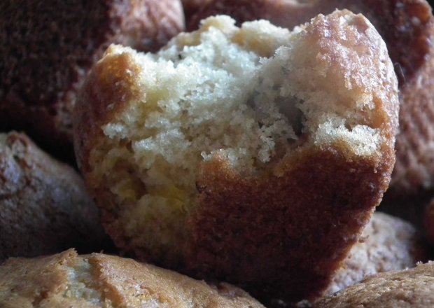 Fotografia przedstawiająca Kukurydziane muffiny z pomarańczą i orzechami