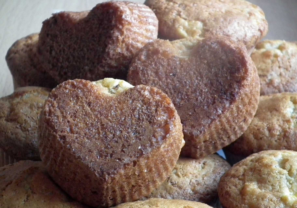 Kukurydziane muffiny z pomarańczą i orzechami foto