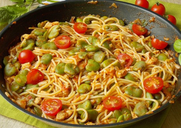 Fotografia przedstawiająca Kukurydziane spaghetti w sosie pomidorowym z bobem