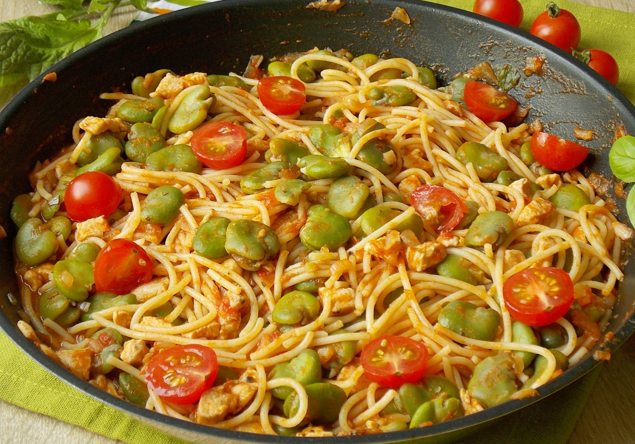 Kukurydziane spaghetti w sosie pomidorowym z bobem foto