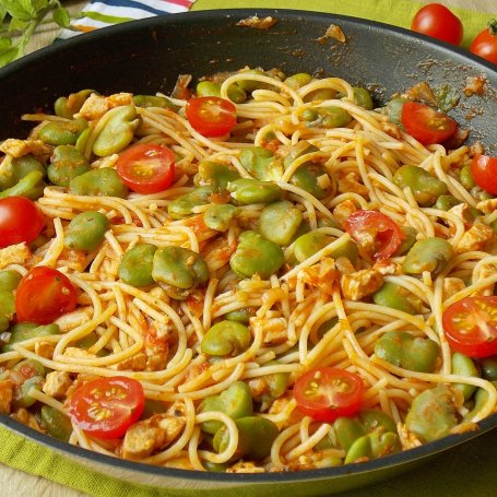 Krok 4 - Kukurydziane spaghetti w sosie pomidorowym z bobem foto