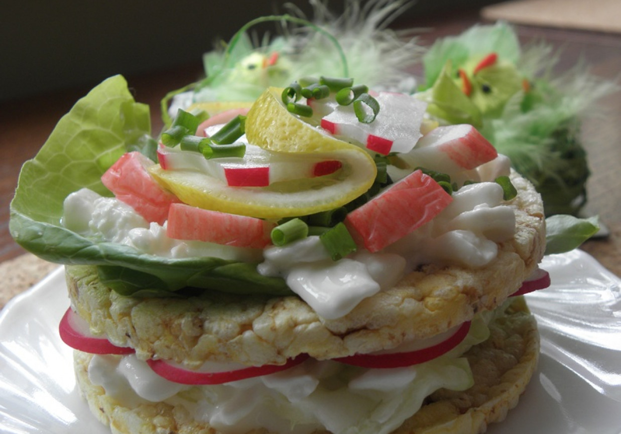 Kukurydziany sandwich z surimi. foto