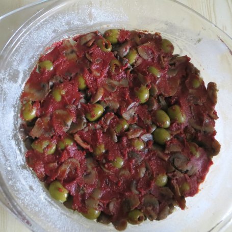 Krok 4 - Kulebiak oliwkowo-pomidorowo-pieczarkowy z czarnuszką foto