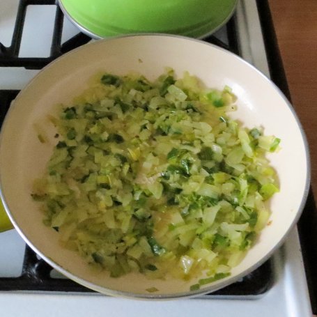 Krok 3 - Kulebiak porowo-cebulowy z czarnuszką foto