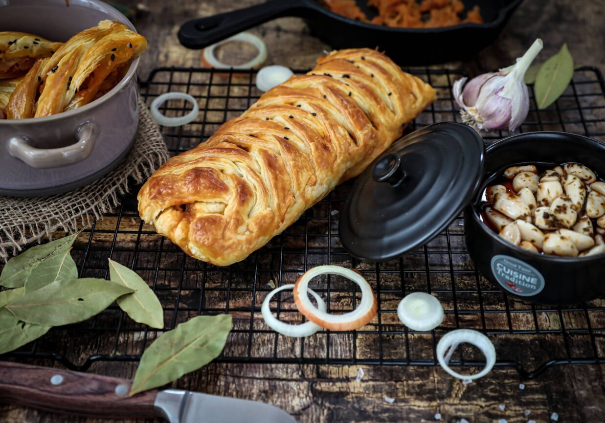 Kulebiak z kapustą i grzybami foto