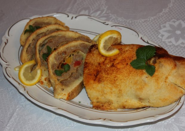 Fotografia przedstawiająca Kulebiak z mięsem i makaronem