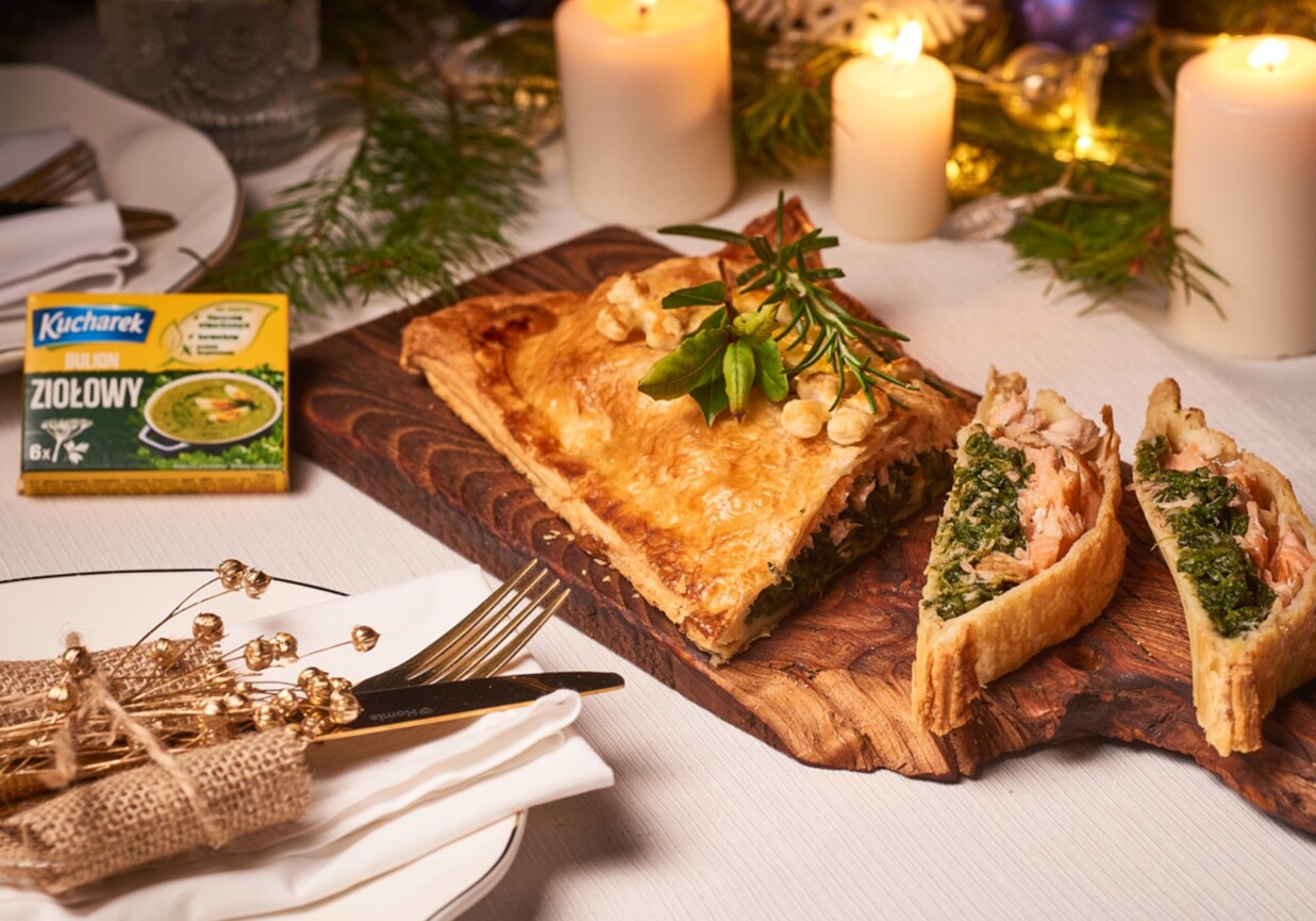 Kulebiak z wędzonym łososiem foto