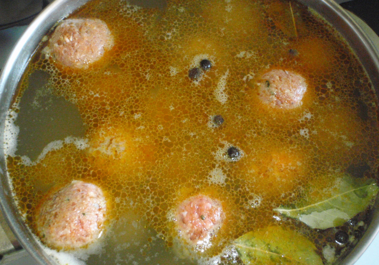 Kuleczki mięsne gotowane mocno paprykowe foto