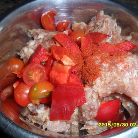 Krok 2 - Kuleczki mięsne z pomidorkami i papryką  foto