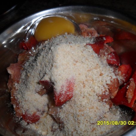 Krok 3 - Kuleczki mięsne z pomidorkami i papryką  foto