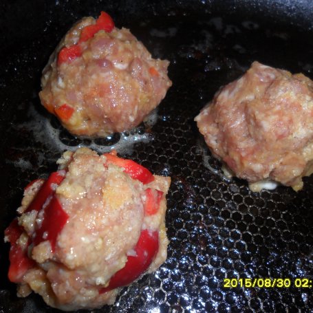 Krok 4 - Kuleczki mięsne z pomidorkami i papryką  foto