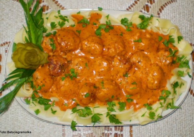 Fotografia przedstawiająca Kuleczki mięsno- pieczarkowe z sosem pomidorowym :