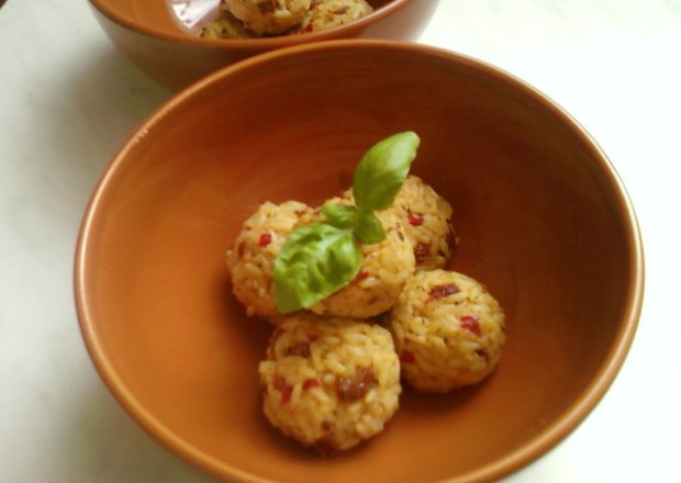 Fotografia przedstawiająca Kuleczki ryżowe z mozzarellą i suszonymi pomidorami