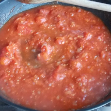 Krok 4 - Kuleczki z ciecierzycy w sosie pomidorowym ze szpinakiem foto