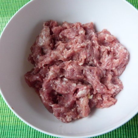 Krok 1 - Kuleczki z mięsa z oliwkami i papryką foto