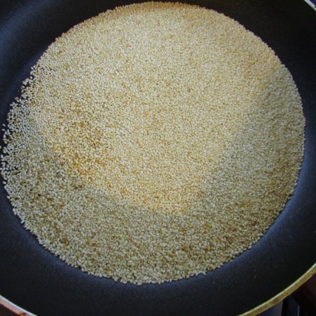 Krok 1 - Kuleczki z sezamu i bakali foto