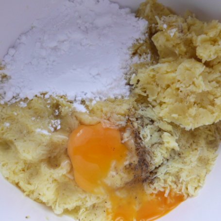 Krok 2 - Kuleczki ziemniaczane z pieczarkami foto
