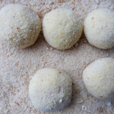 Krok 4 - Kuleczki ziemniaczane z pieczarkami foto