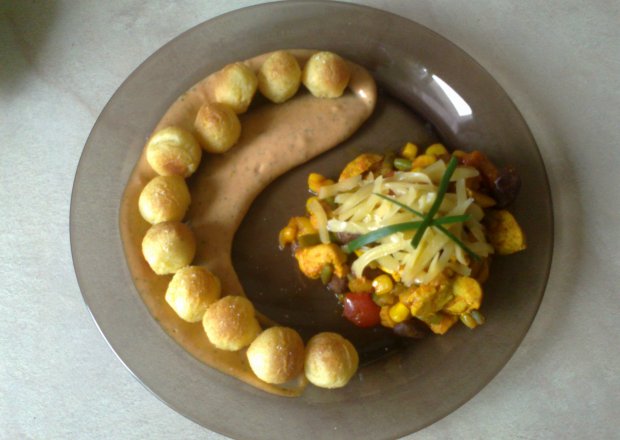 Fotografia przedstawiająca kuleczki ziemniaczane z sałatką mięsno warzywną