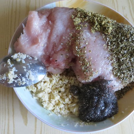 Krok 2 - Kulki drobiowe zapiekane w cieście drożdżowym foto