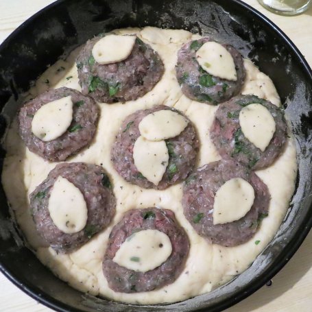Krok 5 - Kulki drobiowe zapiekane w cieście drożdżowym foto