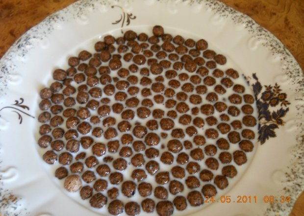 Fotografia przedstawiająca kulki kakaowe z mlekiem