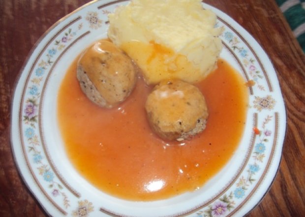 Fotografia przedstawiająca kulki mięsne z sosem pomidorowym