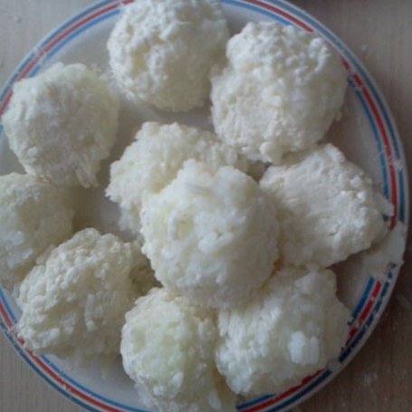 Krok 2 - Kulki ryżowe smażone w bułce tartej foto
