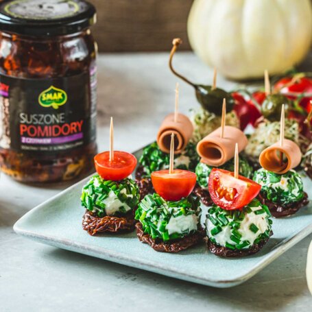 Kulki serowe z suszonymi pomidorami foto