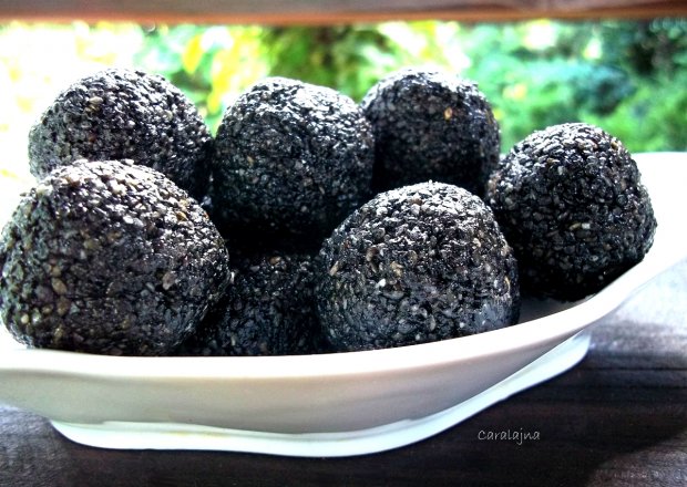 Fotografia przedstawiająca kulki z czarnego sezamu