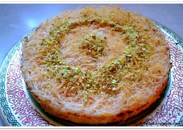 Fotografia przedstawiająca Kunafa z serem ricotta - turecki serniczek.