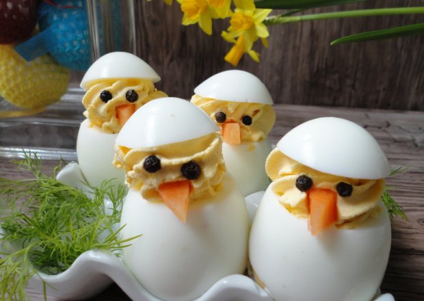 Fotografia przedstawiająca Kurczaczki - jajka faszerowane z curry