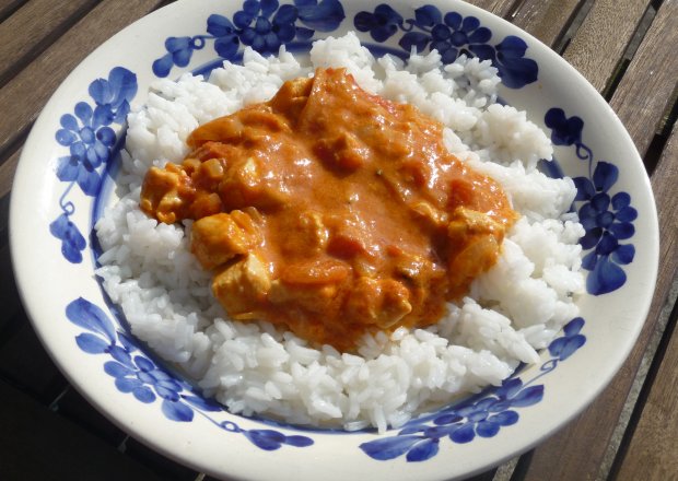 Fotografia przedstawiająca Kurczak curry w pomidorach