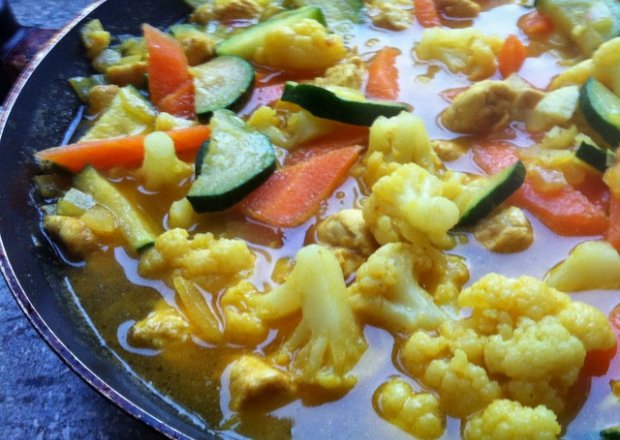 Fotografia przedstawiająca Kurczak curry z kalafiorem