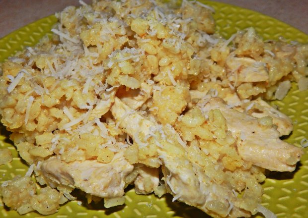 Fotografia przedstawiająca Kurczak curry z ryżem i serem grana padano