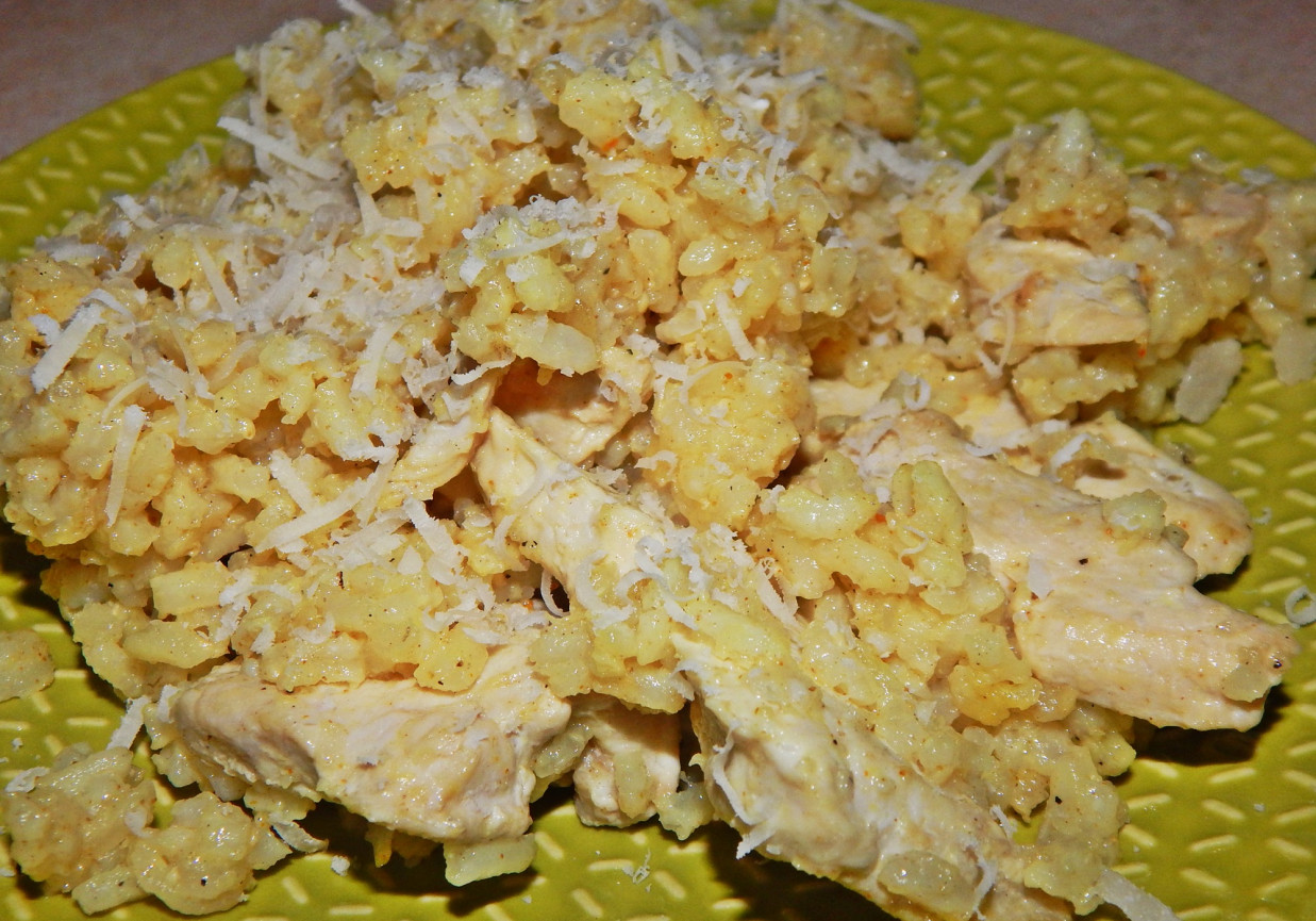 Kurczak curry z ryżem i serem grana padano foto